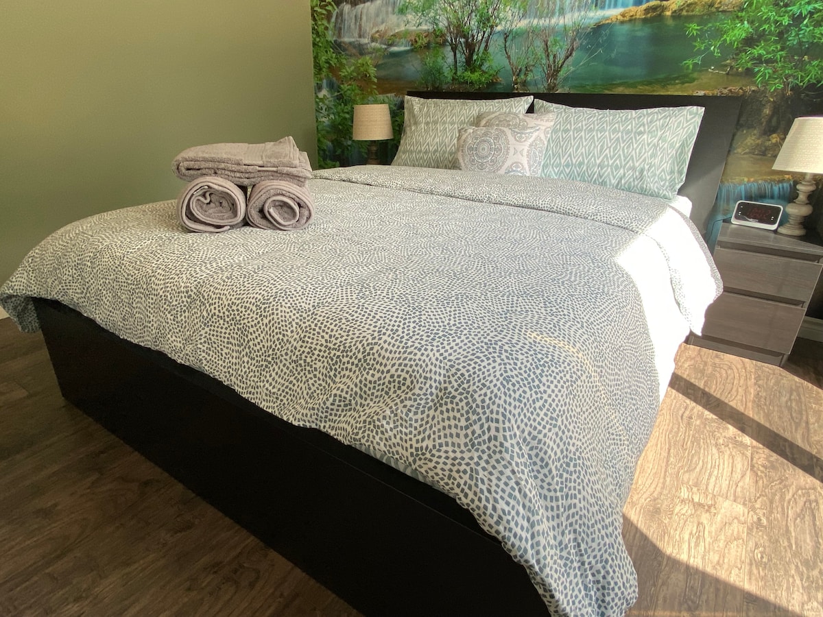 Spavaća soba 1 s udobnim, potpuno novim bračnim krevetom 