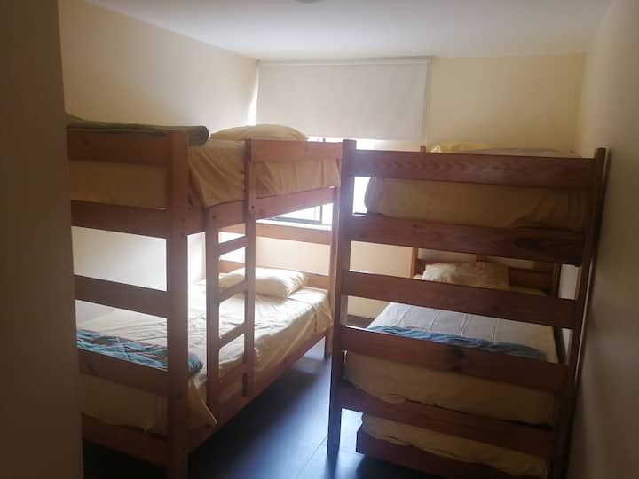Dormitorio con 02 camarotes de 1.5 plazas y 1 cama de 1 plaza