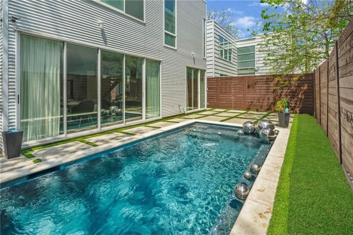 Luxurious Modern 2Bedroom Home with Pool in Uptown