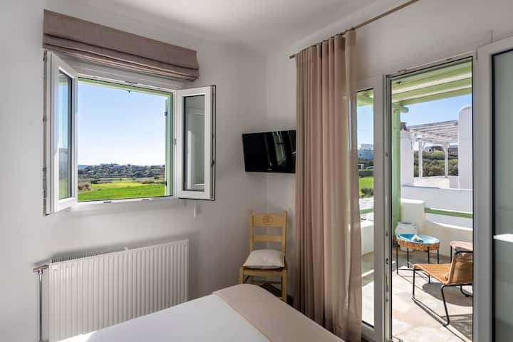 Das zweite Schlafzimmer hat auch Zugang zur Terrasse.