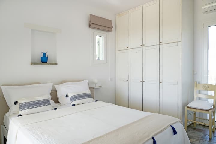 Ein komfortables Queensize-Bett sorgt für Momente der Entspannung und Erholung.