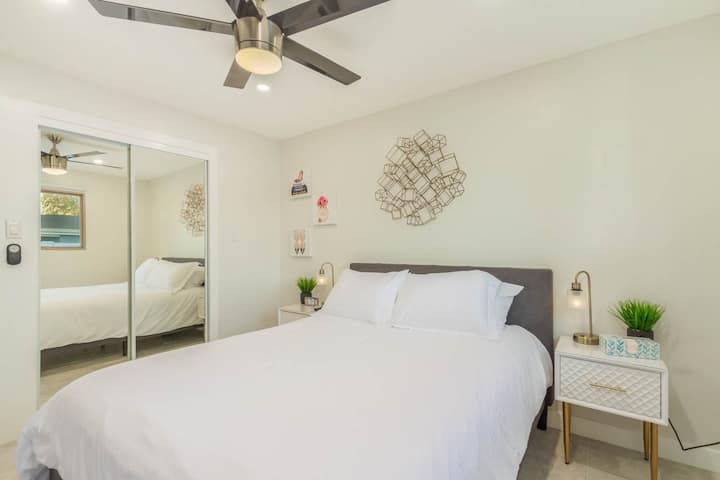 1 - ва спалня за гости - двойно легло, смарт телевизор, USB порт на светлина, будилник, вентилатори на тавана, потъмняващи щори