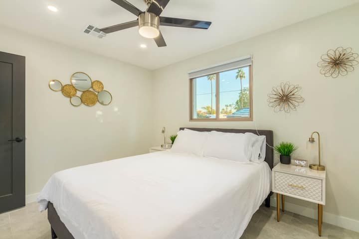 2 - ра спалня за гости - двойно легло, смарт телевизор, USB порт на светлина, будилник, вентилатори на тавана, потъмняващи щори