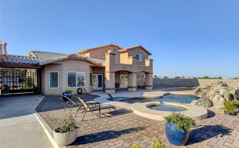 Modern, newly remodeled 4 bedroom South LV 30+ Day gallery image 3