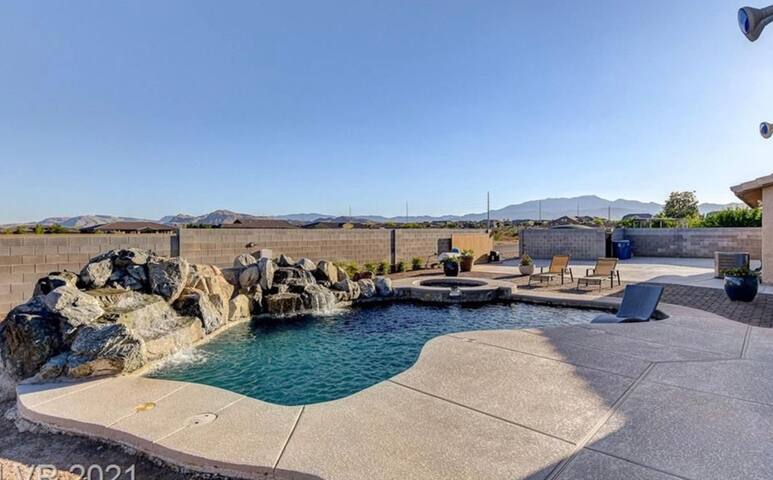 Modern, newly remodeled 4 bedroom South LV 30+ Day gallery image 4