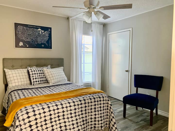 Spavaća soba na 1. katu s bračnim krevetom i pametnim TV-om (nije na slici)