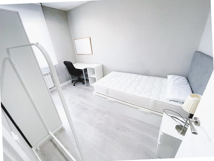 Dhomë teke me hapësirë pune