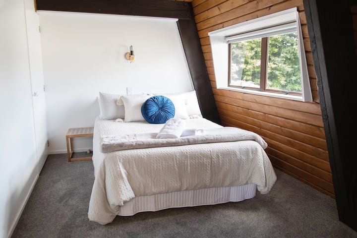 חדר שינה 2 - למעלה - מיטה זוגית