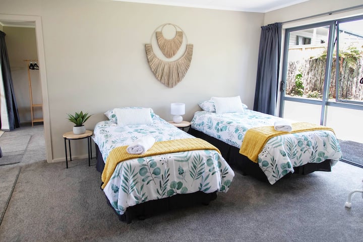 חדר שינה 4 - למטה - 2 מיטות יחיד קינג סייז