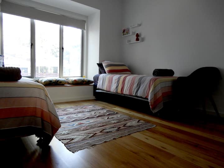 Slaapkamer 4 met twee eenpersoonsbedden en een uitschuifbed