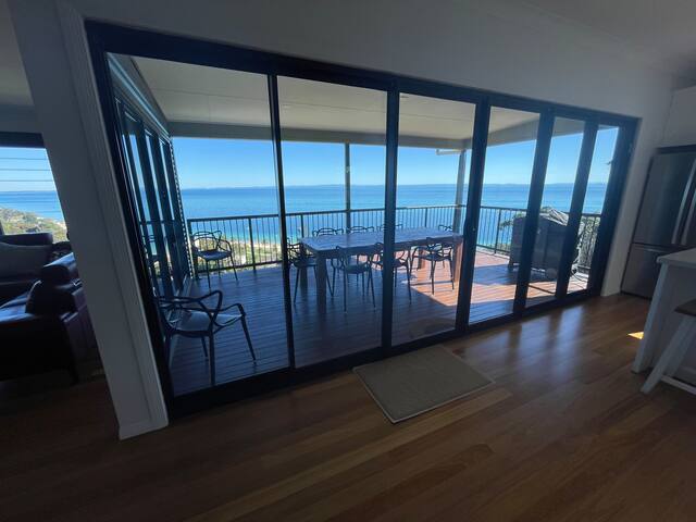 Bayview Breeze – Hilltop House with Amazing Views gallery image 5