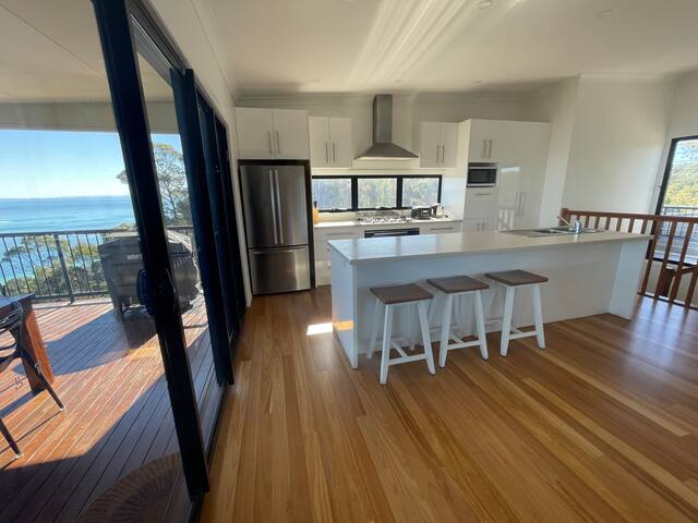 Bayview Breeze – Hilltop House with Amazing Views gallery image 3