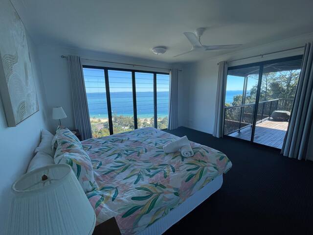 Bayview Breeze – Hilltop House with Amazing Views gallery image 4