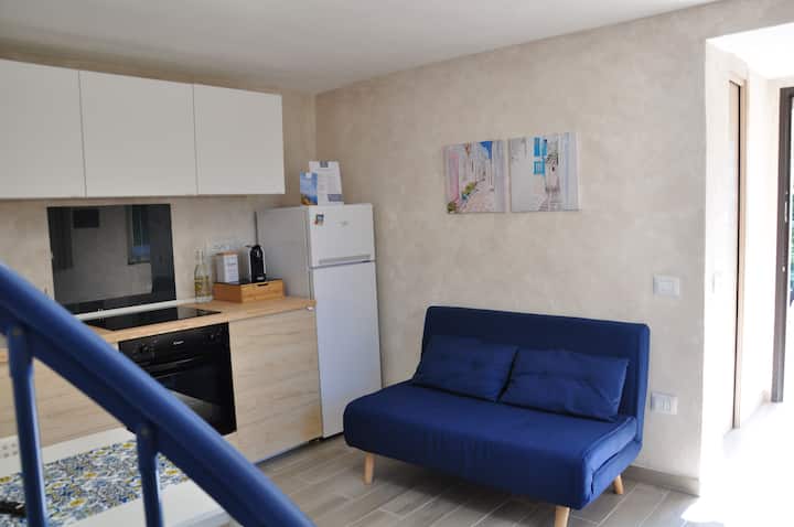 סלון+ ספה נפתחת קטנה שמתאימה לשני קטינים