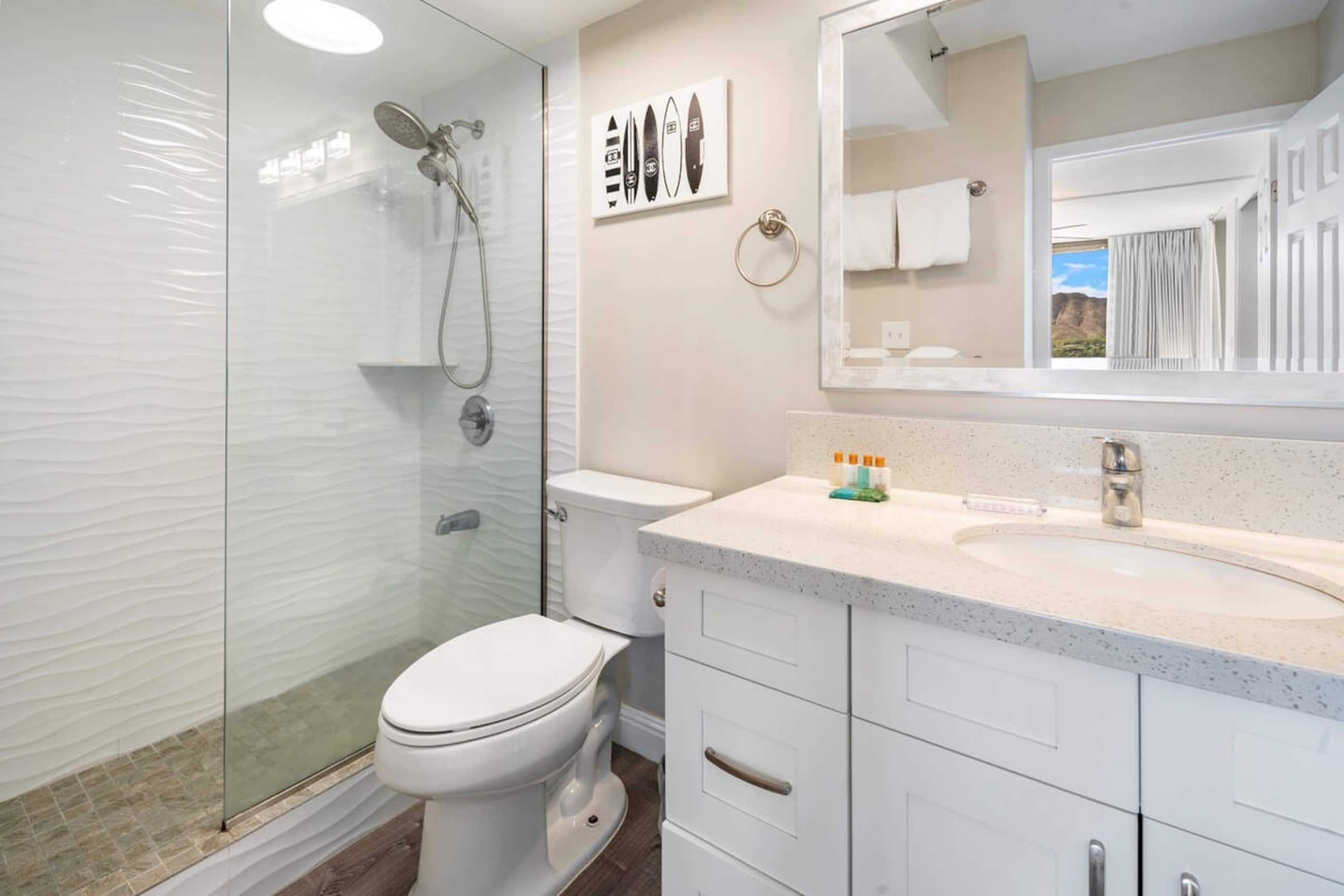 Newly renovated condo at the Waikiki Banyan - Image 12
