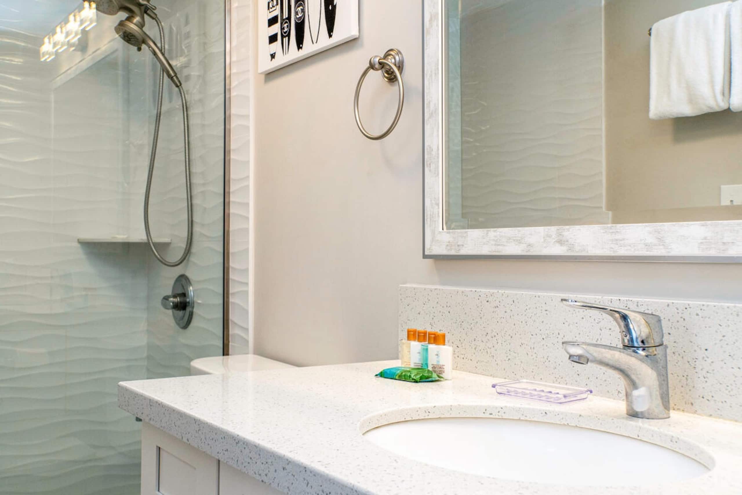 Newly renovated condo at the Waikiki Banyan - Image 11
