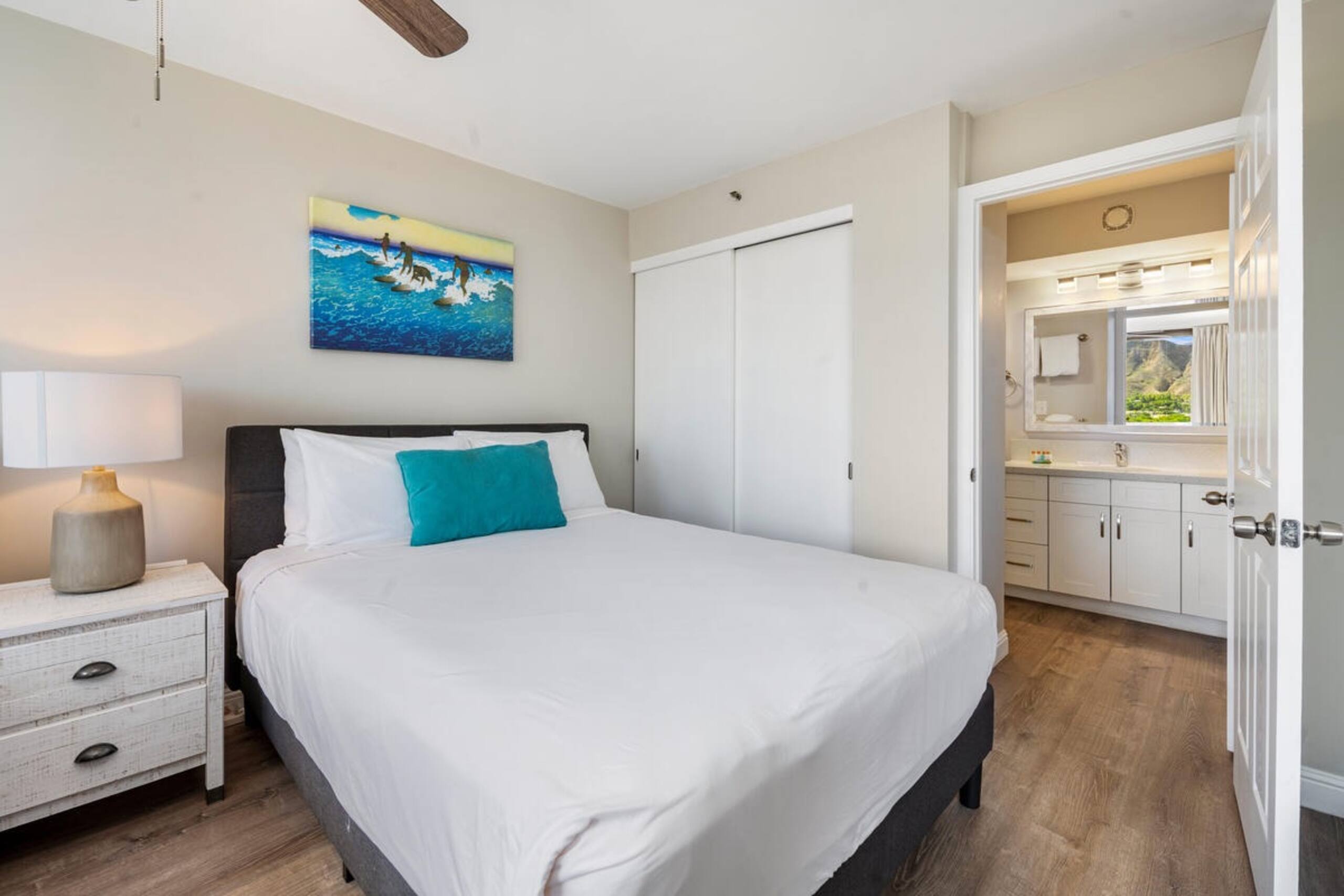 Newly renovated condo at the Waikiki Banyan - Image 10