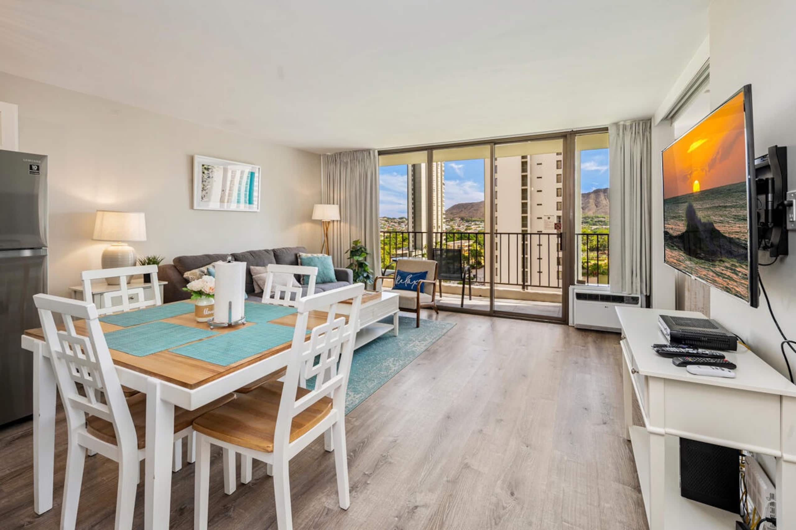 Newly renovated condo at the Waikiki Banyan - Image 8