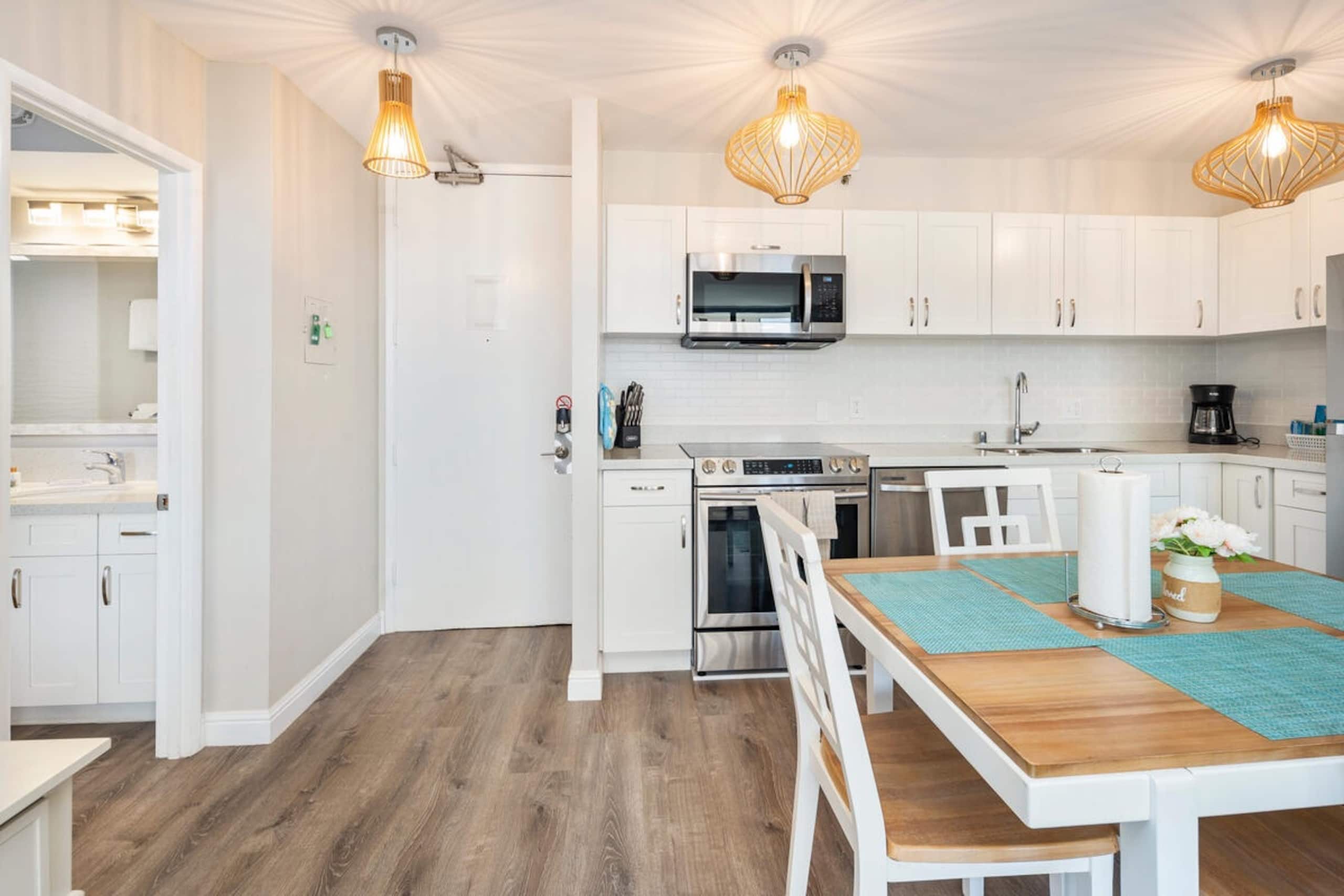 Newly renovated condo at the Waikiki Banyan - Image 5