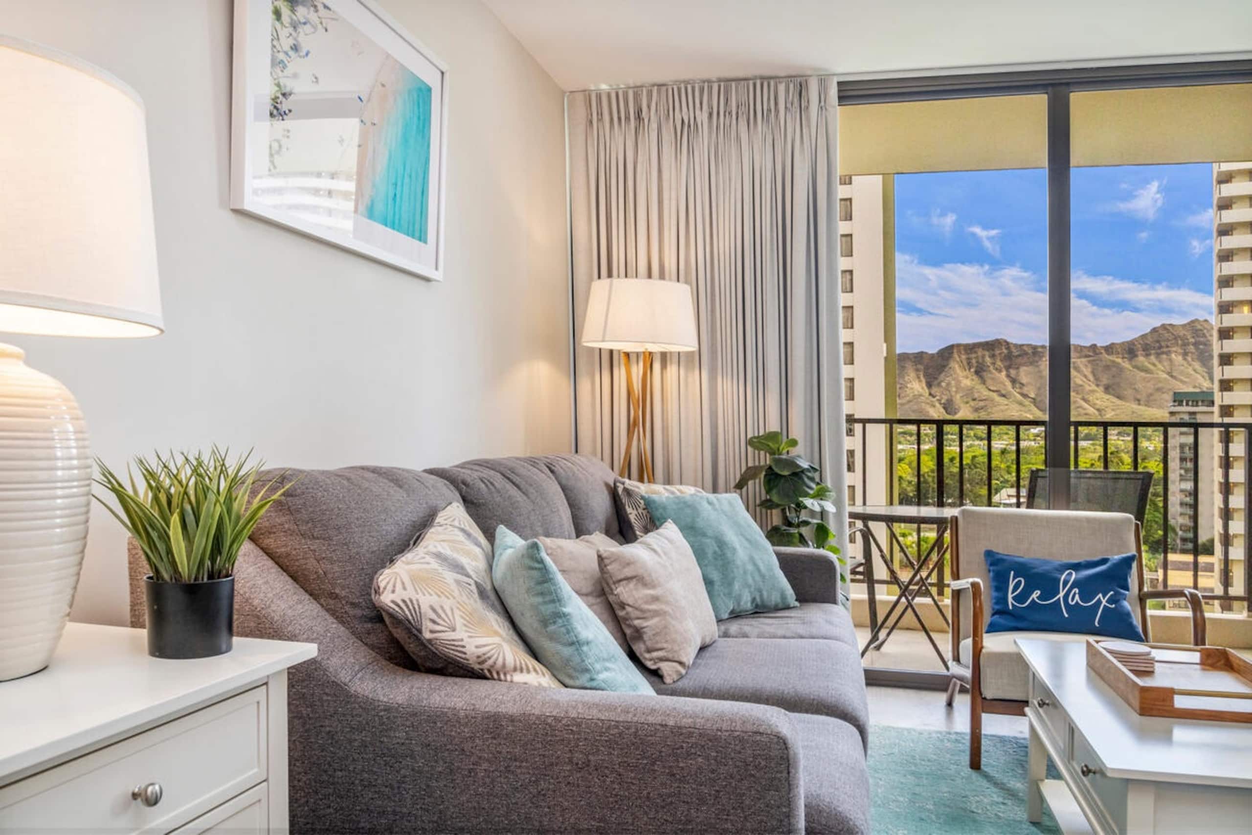 Newly renovated condo at the Waikiki Banyan - Image 3