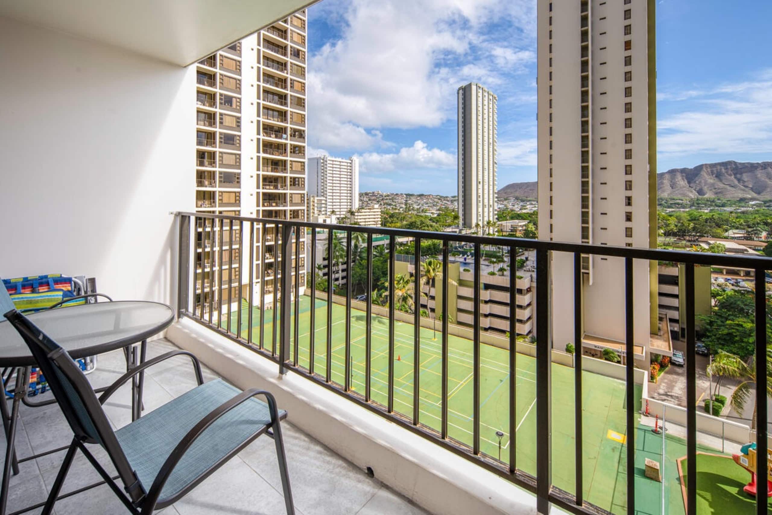 Newly renovated condo at the Waikiki Banyan - Image 15