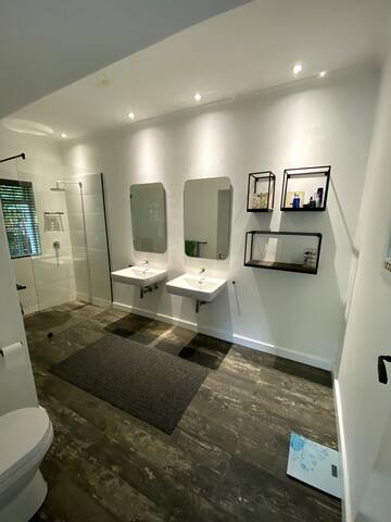 Large home perfect for family holidays! gallery image 3