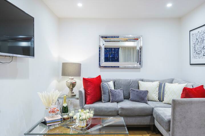 Modern 2 bedroom Penthouse in Gloucester Road. gallery image 3