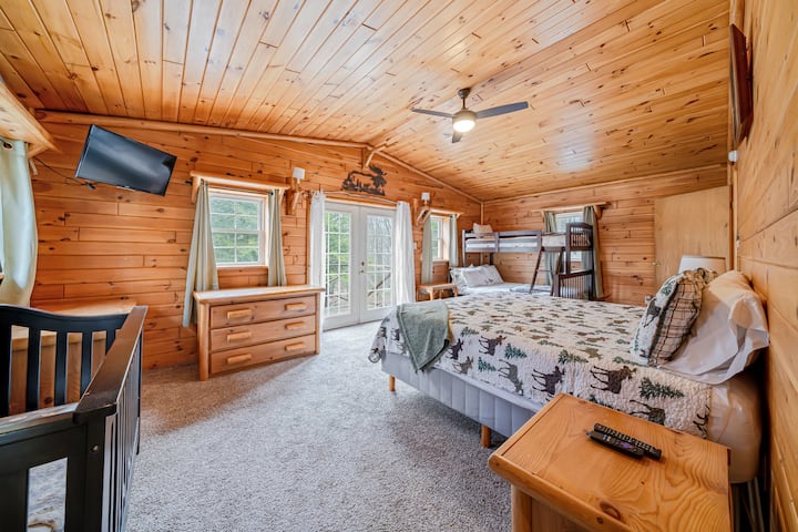 Chambre à l'étage avec lit King Size, lit superposé double/complet et lit bébé. Télévision connectée, ventilateur au plafond et balcon.
