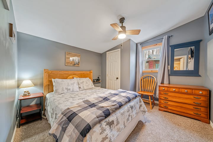 Chambre au premier étage avec lit Queen Size