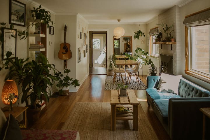 The Artful Cozy Casa - Burien, WA
