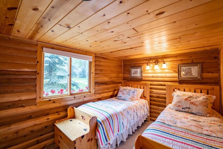 Chambre n °3 - une chambre confortable avec 2 lits simples, une commode et un placard