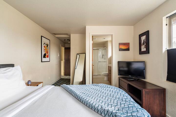 4BR • Sleeps 10 • Trendy Arts District Location gallery image 4