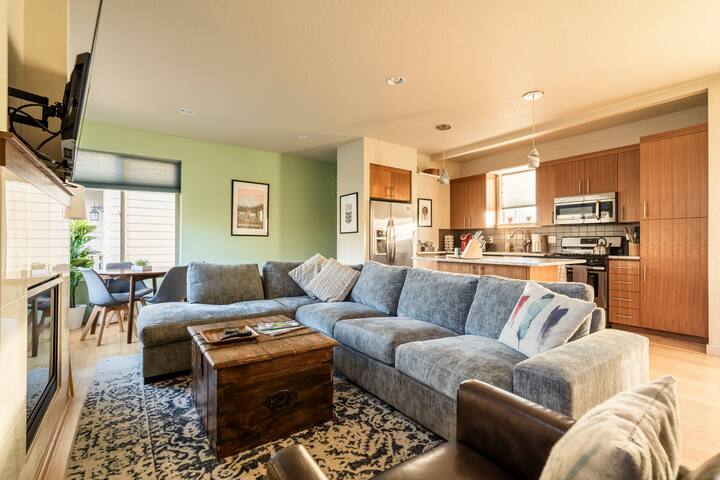 4BR • Sleeps 10 • Trendy Arts District Location gallery image 5