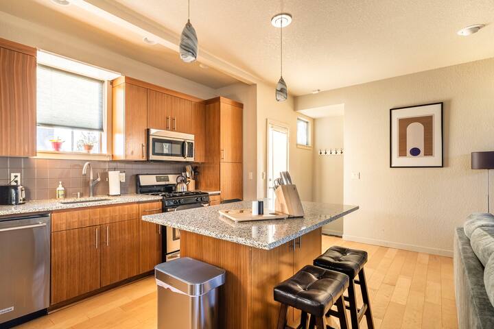 4BR • Sleeps 10 • Trendy Arts District Location gallery image 2