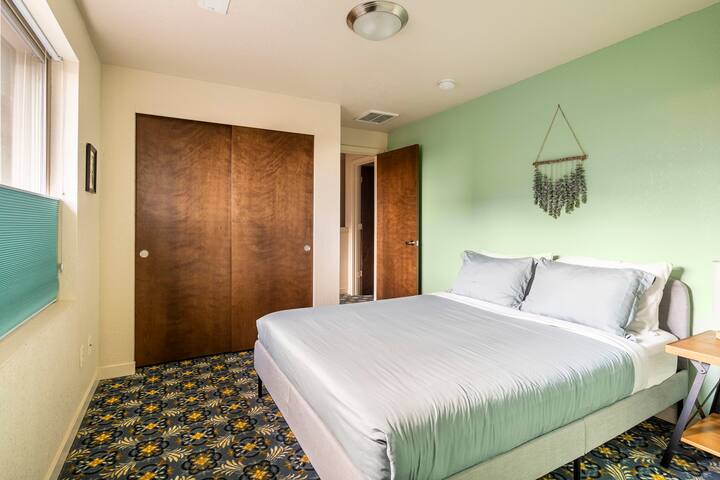 Modern 3BR – Walk to Alberta Eats & Coffee gallery image 5