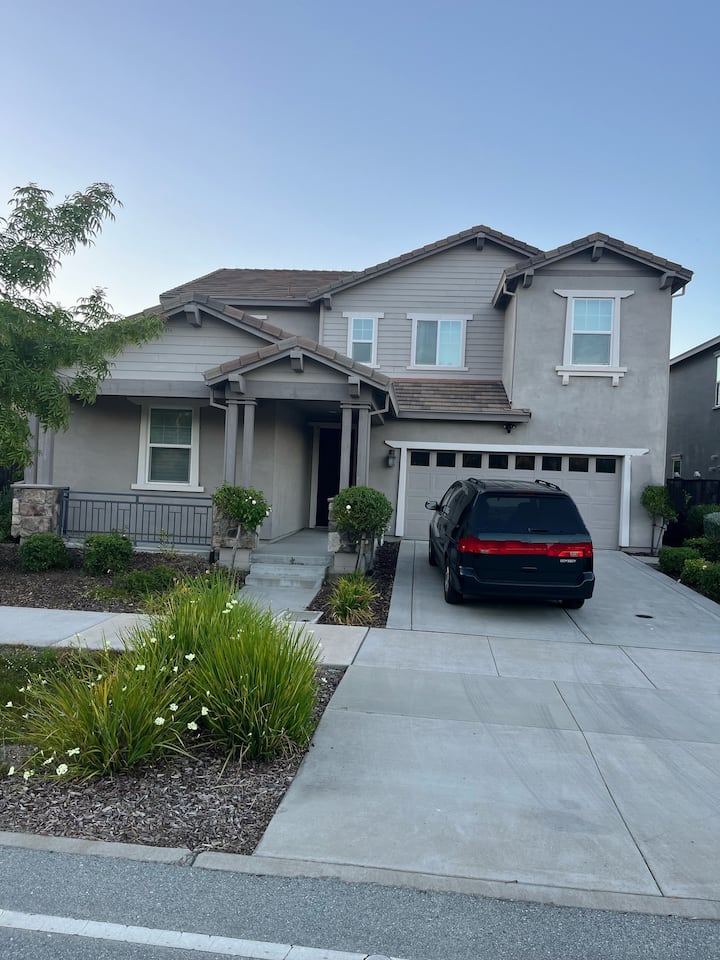 Huge Furnished Home In Gilroy. - Gilroy, CA