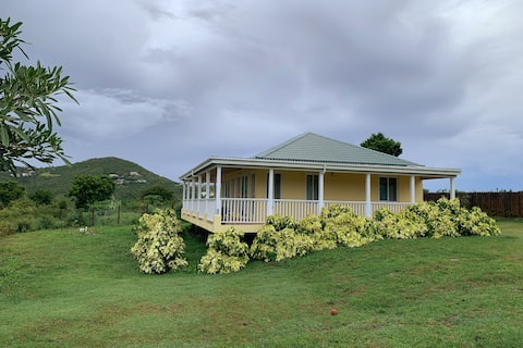 Cheerful two bedroom cottage in quiet neighborhood