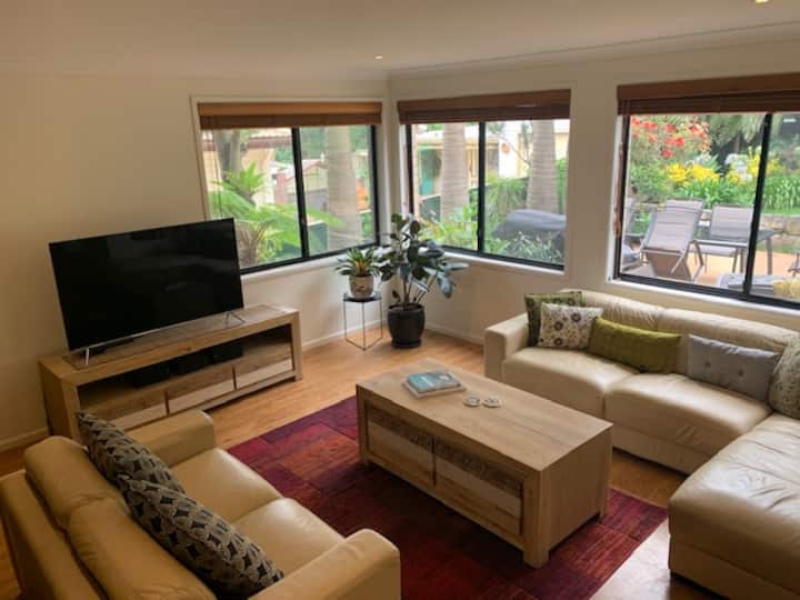Spacious 5 Bedroom Residence In Central Location - Wollongong