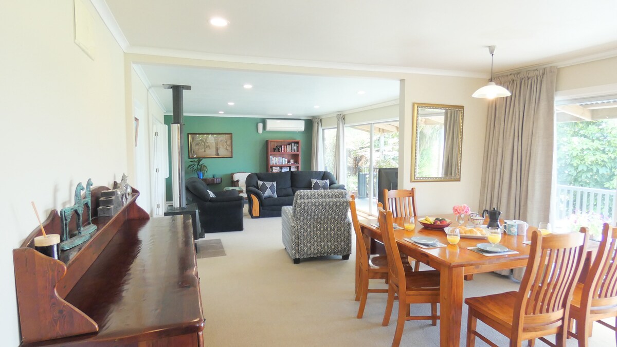 Popular Airbnb listing: Cheerful 2-bedroom rural home with outdoor bathtub in Rotorua District South