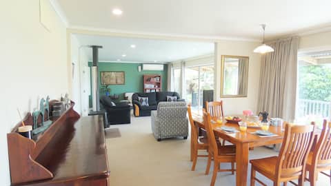 Popular Airbnb listing: Cheerful 2-bedroom rural home with outdoor bathtub in Rotorua District South