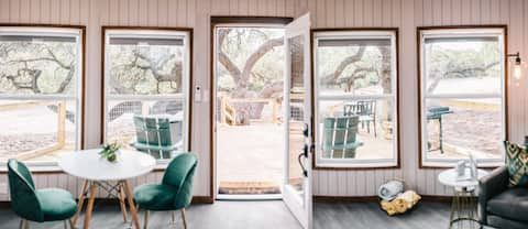 Breathtaking Treehouse Yurt-Spa and King Bed!