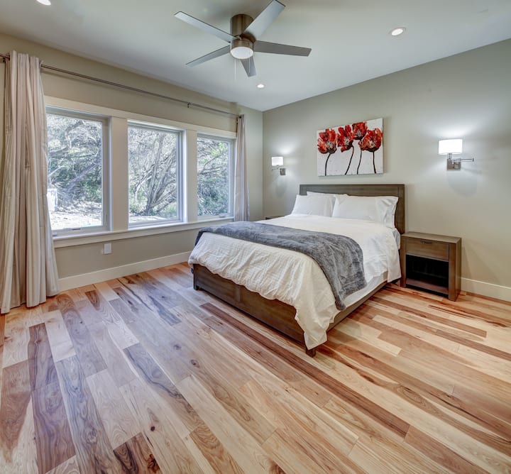 Dormitorio con cama queen en el primer piso