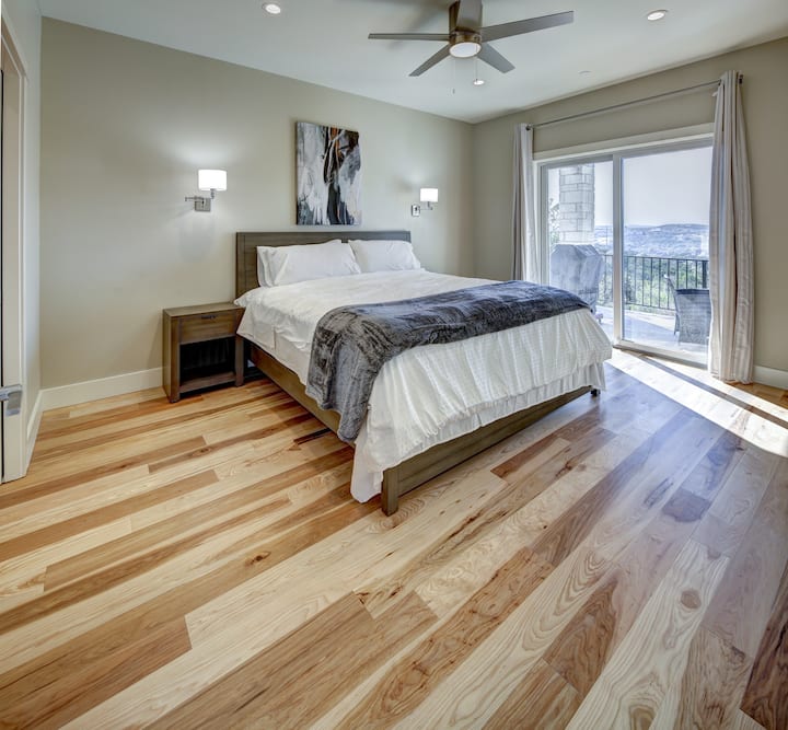Dormitorio con cama king en el primer piso