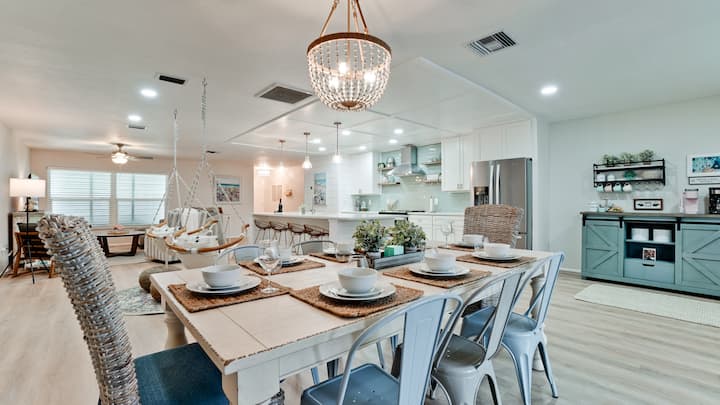 Stunning  Home - Pool, Beaches & Remodeled! - Bradenton, FL