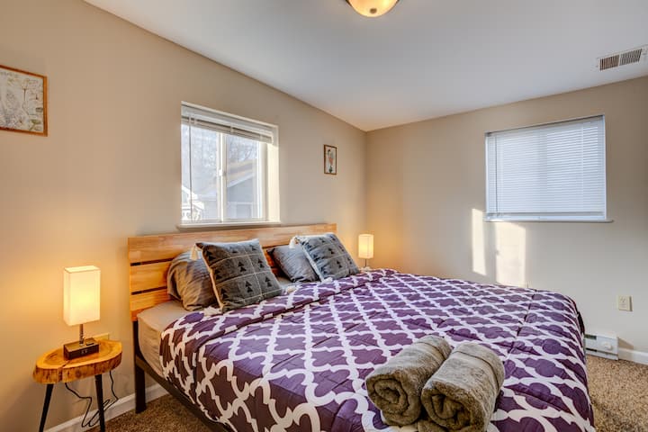 Glavna spavaća soba s elegantnim rustikalnim dekorom i plišanim bračnim krevetom