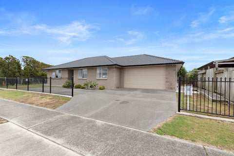Tauranga - Blue View Holiday house -4 bedrooms