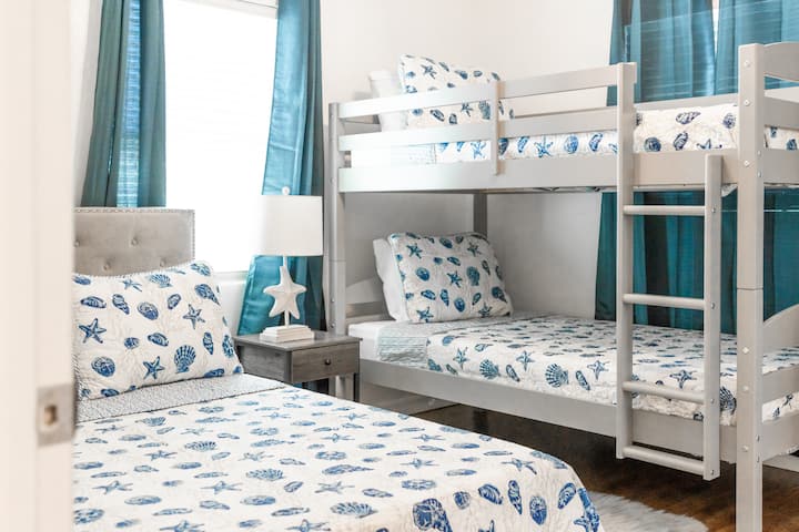 ห้อง 2 เตียงใหญ่และเตียงสองชั้น 