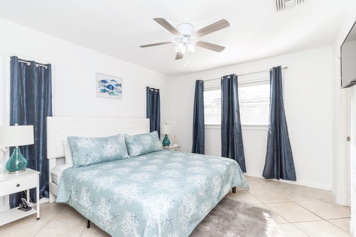 ห้องนอนใหญ่และทีวี Rocku