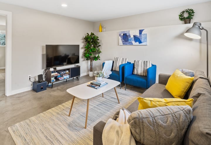 Stuen på nederste etage har en sovesofa med queensize-dobbeltseng, smart 65" tv og Sonos-højttaler til filmaftener og brætspil.