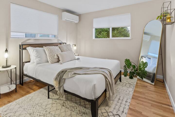 Modern for Families w/ AC | 5BR 3BA | Central SEA gallery image 2